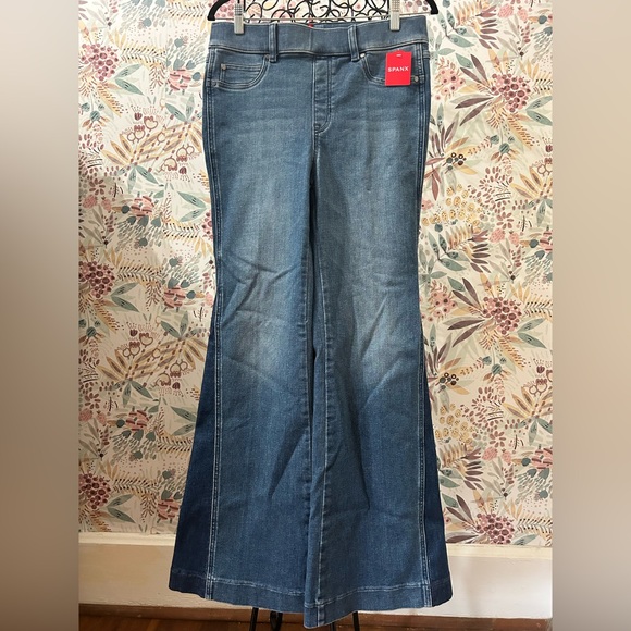 SPANX NWT Women's Mixed Wash Flare Jeans High Rise Size Medium Pull-on $150 MSRP - Picture 4 of 8